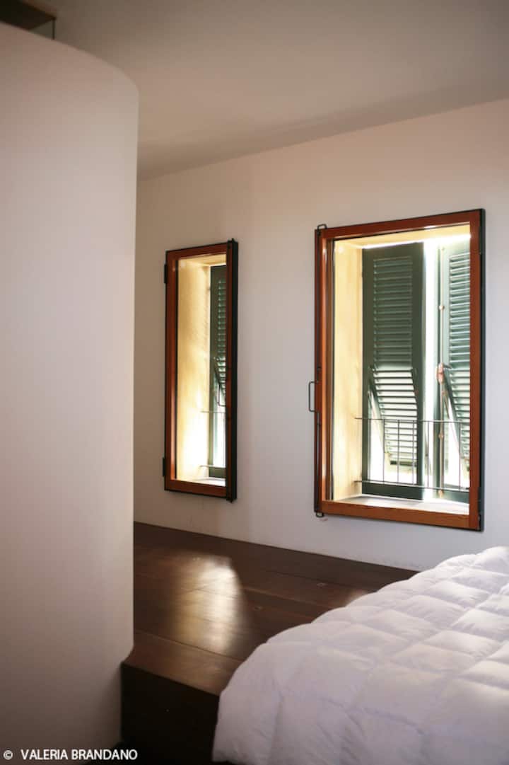 WINDOWS ON VIA CAVOUR