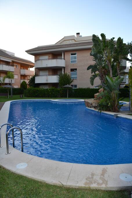 Jardines y piscina