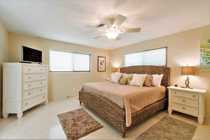 Det stora sovrummet har dubbelsäng, HDTV och eget badrum.