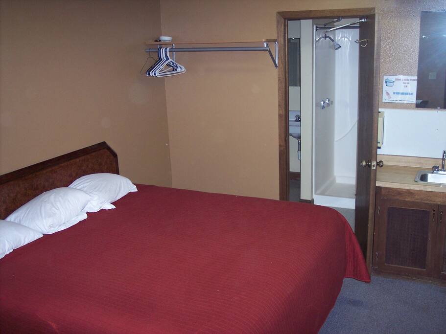 KING BED MICROWAVE TV INTERNET REFRIGERATOR