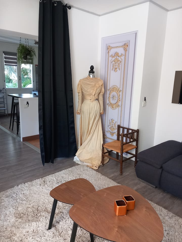sebule 1 sofa maradufu inayoweza kubadilishwa iliyotenganishwa na pazia   