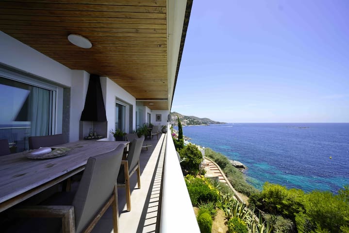 Apartment overlooking the sea