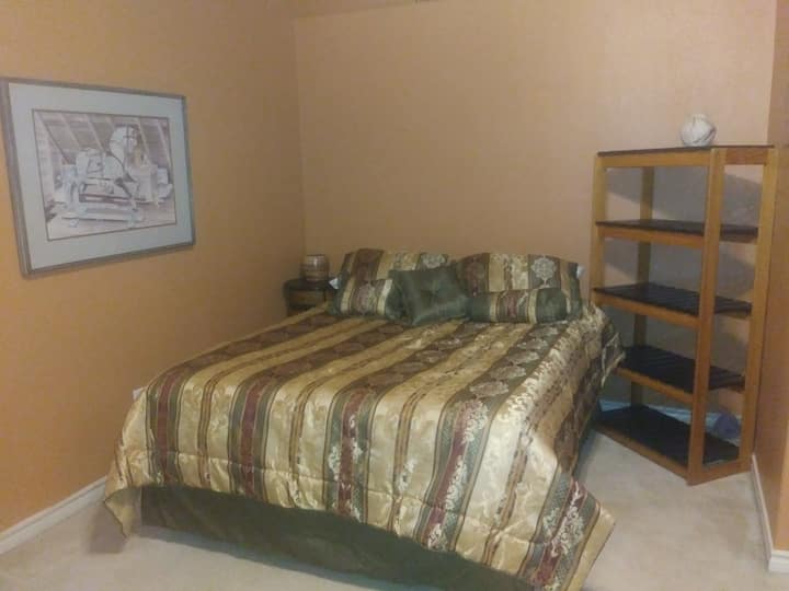 bedroom 3 queen bed