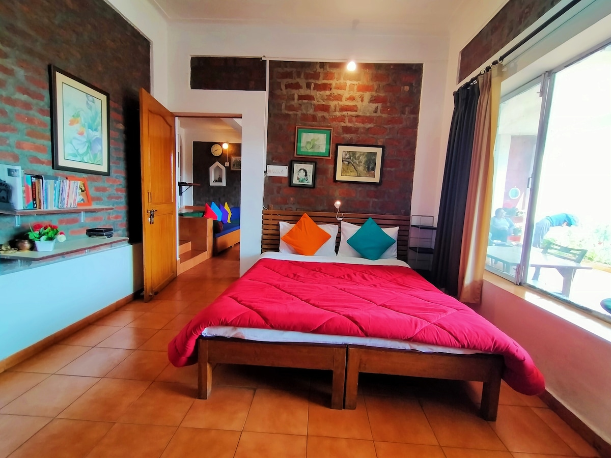 Spavaća soba 2 ima kupaonicu s ulazom u blagovaonicu/ dnevni boravak. Obratite pozornost na dnevni boravak koji se vidi kroz vrata. Vidljiva je i natkrivena veranda kao što se vidi kroz prozore