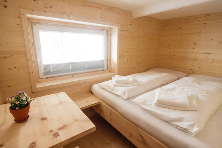 ركن مريح للنوم من الصنوبر لشخصين ، على الدرج الحلزوني ، وستارة للإغلاق. هنا يمكنك أن تحلم ، وتعانق ، وتستمتع ، وتسترخي ، وقبل كل شيء تنام بسلام.
