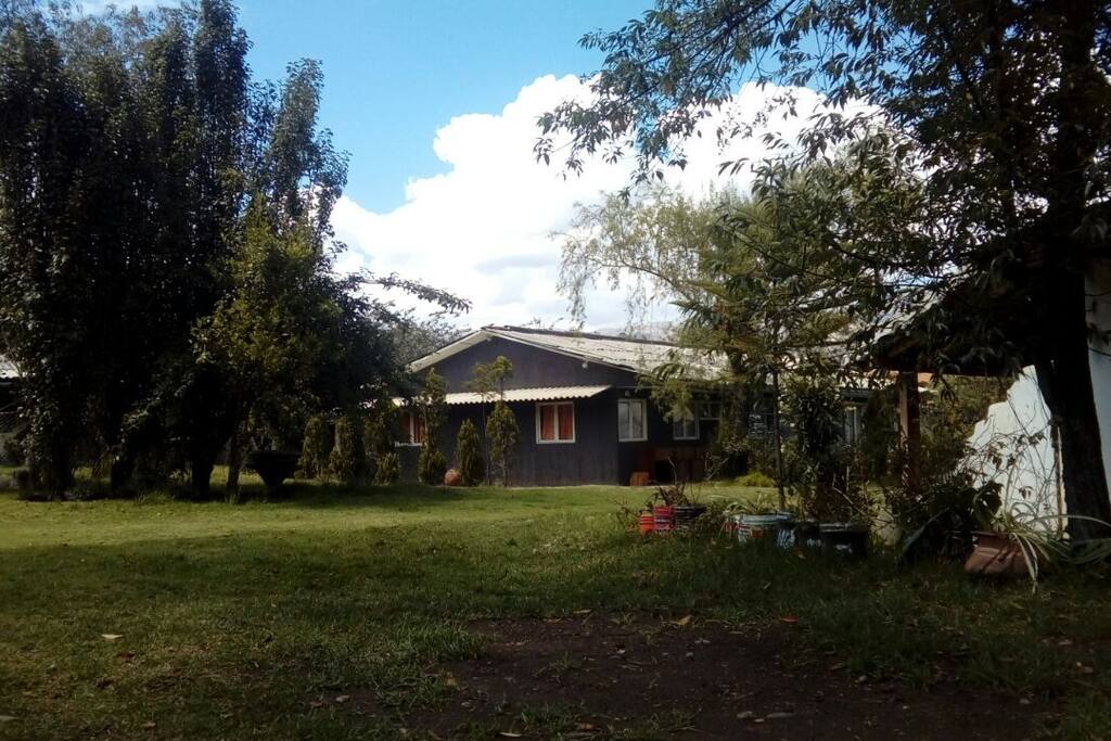 amplia casa de madera con 3 dormitorios, sala, com dirección, cocina equipada,3 baños