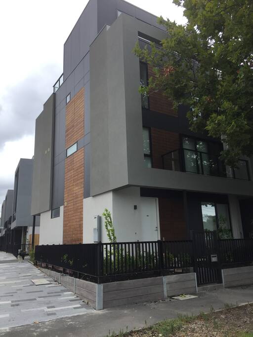 Front view of 198 Ingles street