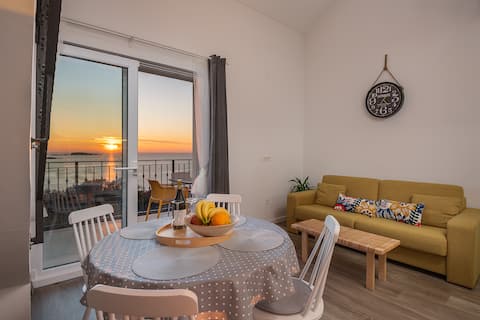 Top performing Airbnb: Superior gallery apartment with balcony &sea view in Općina župa Dubrovačka