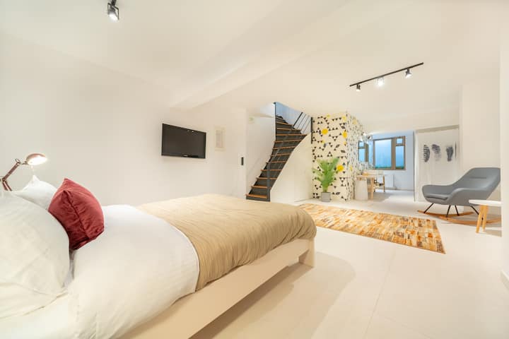 Bedroom #4 in the semite-basement with en suite bathroom - Bedroom # 4 located in the semibasement with en suite bathroom