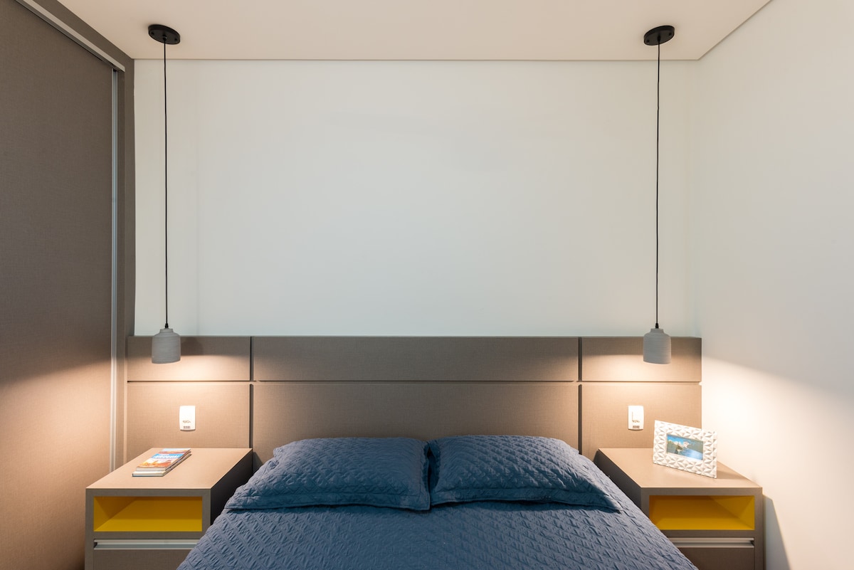 سرير بحجم كوين ، وتجهيزات الإضاءة (معلقة) وخزانة ملابس