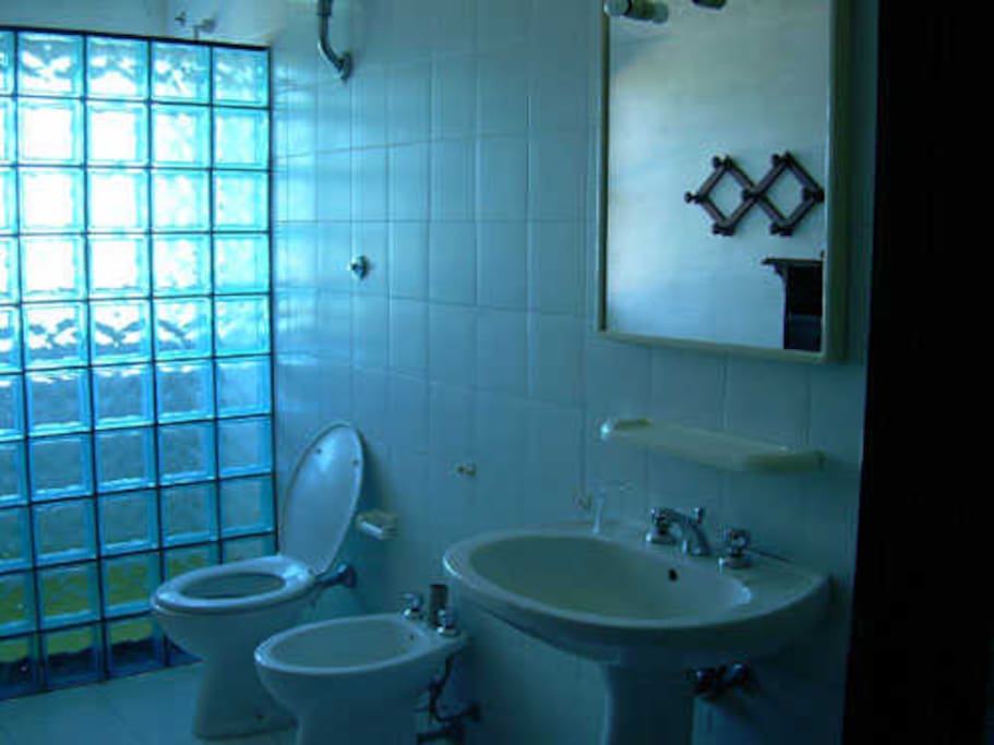 1 bagno con doccia