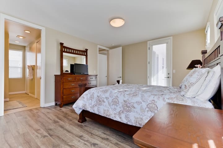 chumba cha kulala bwana bafuni na kutembea katika chumbani