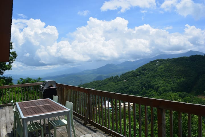 Cabin w/ Top of world view of Smokie mtns & park