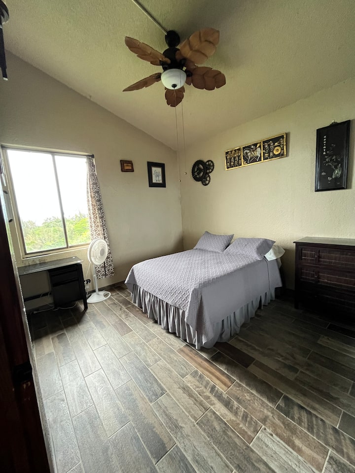 חדר שינה שני/משרד עם נוף לים