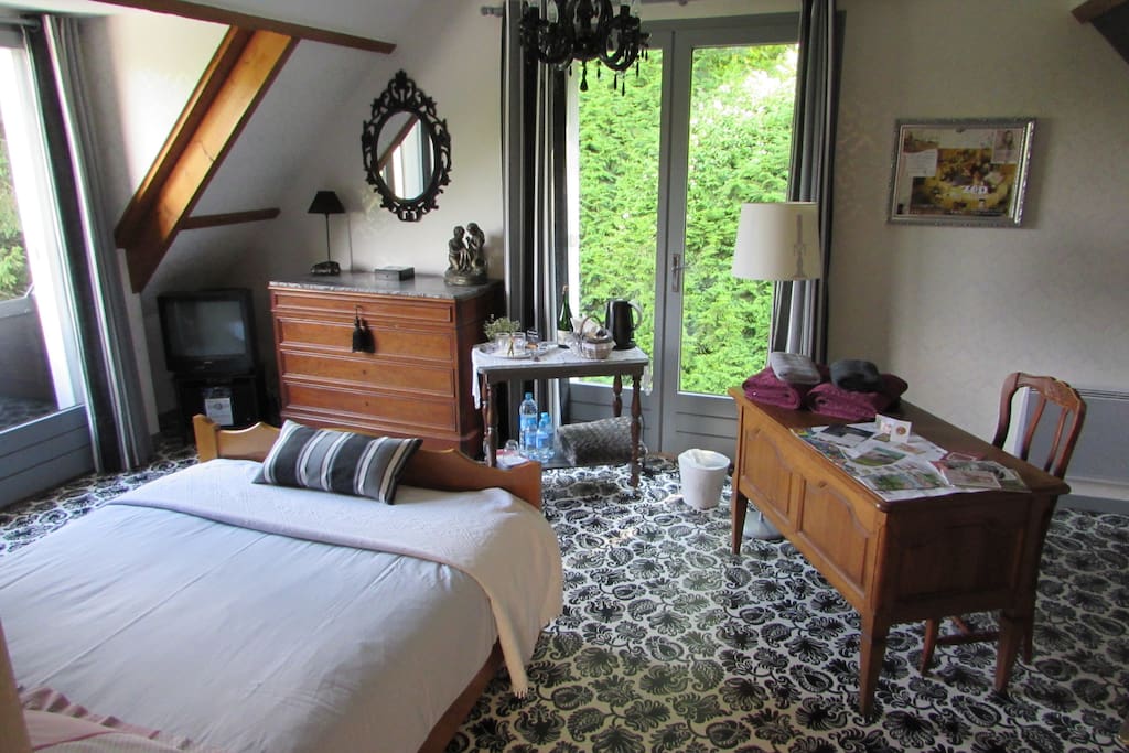 Chambre 1 . Double porte fenêtre donnant sur le jardin.