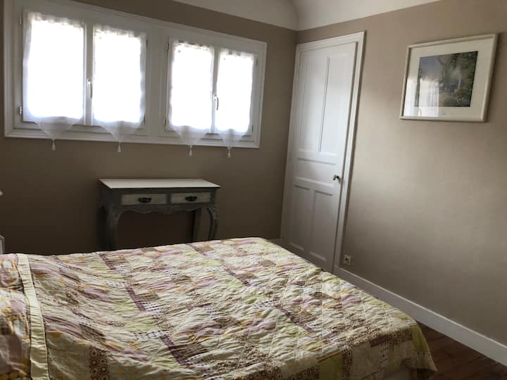 शौचालय और छोटे ड्रेसिंग रूम के साथ कप्तान बेडरूम।