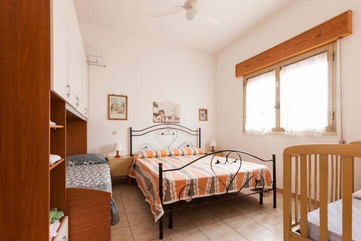 غرفة نوم بسرير مزدوج وسرير استرخاء واحد +سرير أطفال/سرير فردي