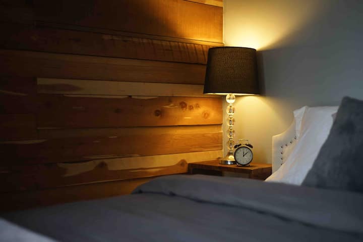 Втора спалня на долния етаж със самостоятелен апартамент 