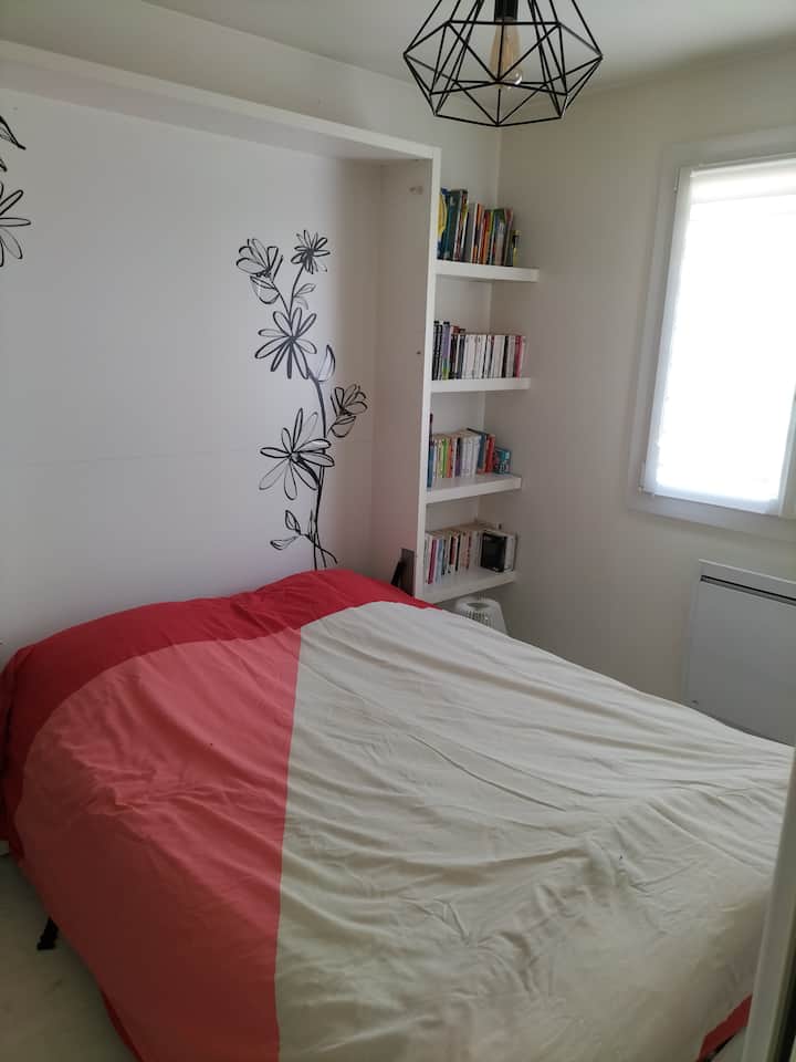 ห้องนอนชั้นล่างเตียงนอนในห้องนอน 150 ห้องน้ำพร้อมฝักบัวในห้อง