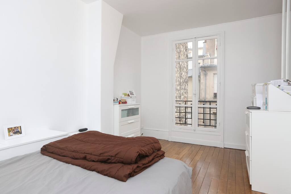The sunbathed bed room