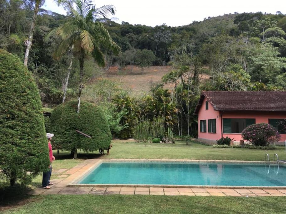 Piscina e vista lateral da casa
