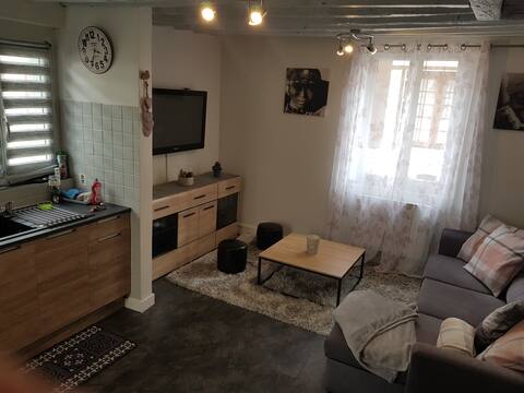 Nice quiet townhouse, just a short walk to Rouen