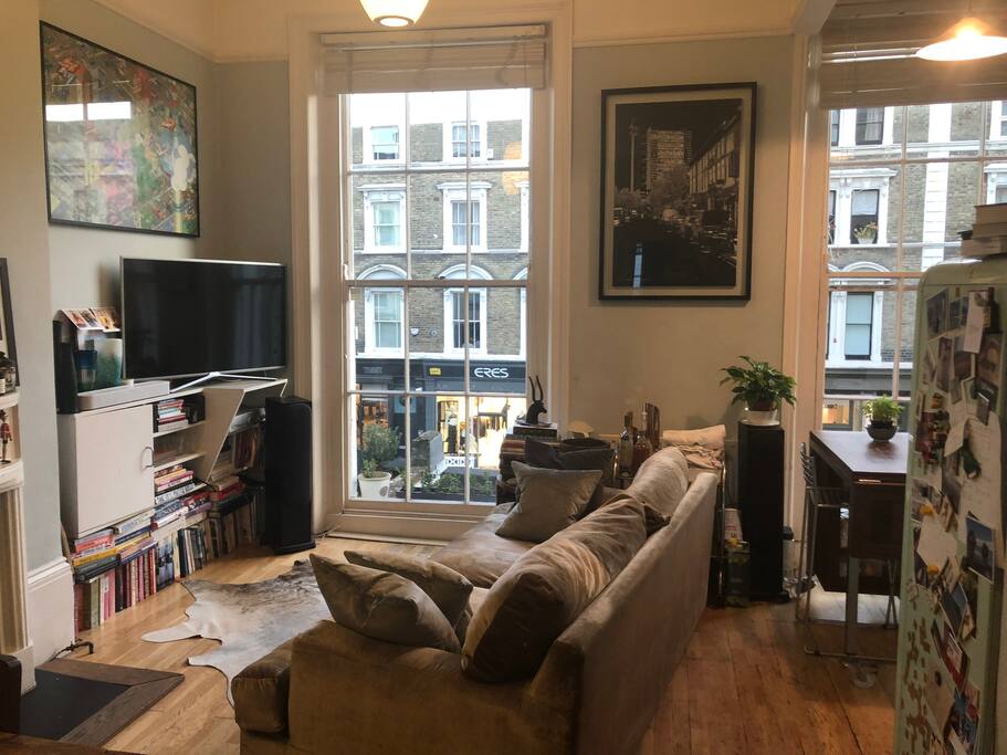 Fabulous open plan living room and dining with kitchen island and dining table. Light and airy overlooking Westbourne grove!