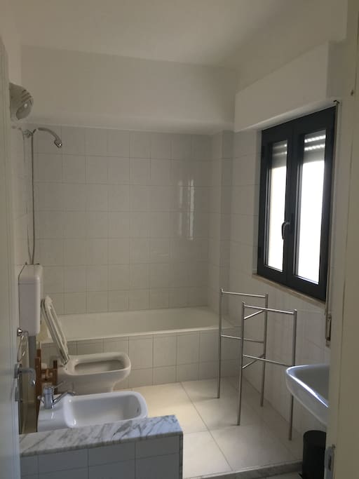bagno principale con vasca\doccia