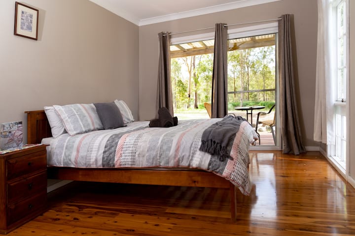 Dormitorio n .º 3 con granjas en el techo, calentadores eléctricos para el invierno y aire acondicionado portátil para el verano.