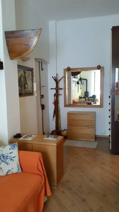 Soggiorno/cucina, con divano trasformabile.
