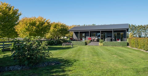 Syrah Cottage.. Tuki Tuki Cottages