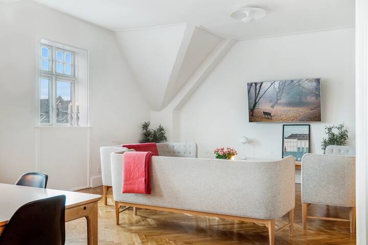 DESIGN. COMFORT. LOCATION. MASSIVE 250sqm. ENJOY! gallery image 3