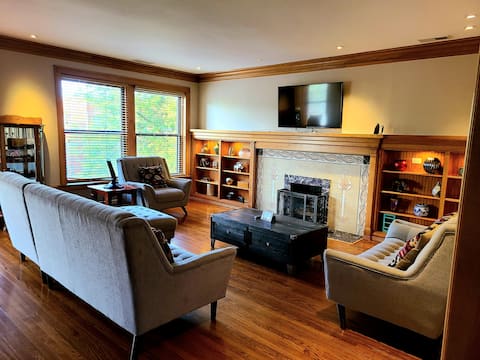 Hyde Park 5 Bed/3 Full Bath Condo- Travelers Only!