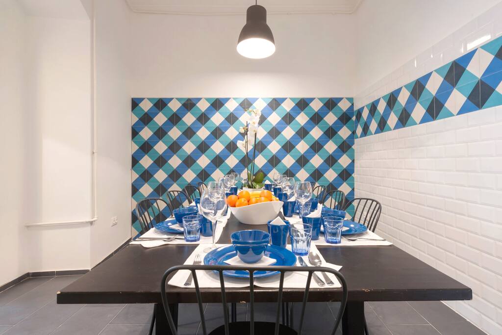 the dining room is shared by the 3 bedrooms of the Astoria Residence, you can eat or socialize here, or just sit and read, we clean the common areas for you everyday
