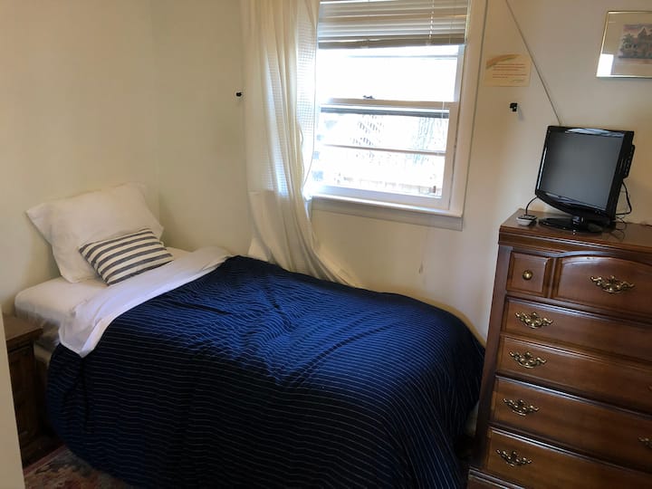 Bedroom #2, twin bed, Linenspa 10 Inch Memory Foam and Innerspring Hybrid Medium Feel-Twin Mattress