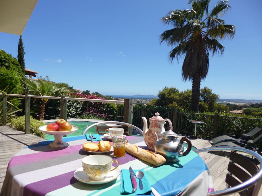 Petit déjeuner au soleil face à la mer..