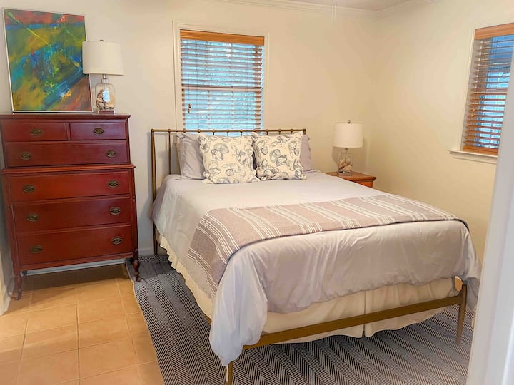 Segundo dormitorio con cama queen.