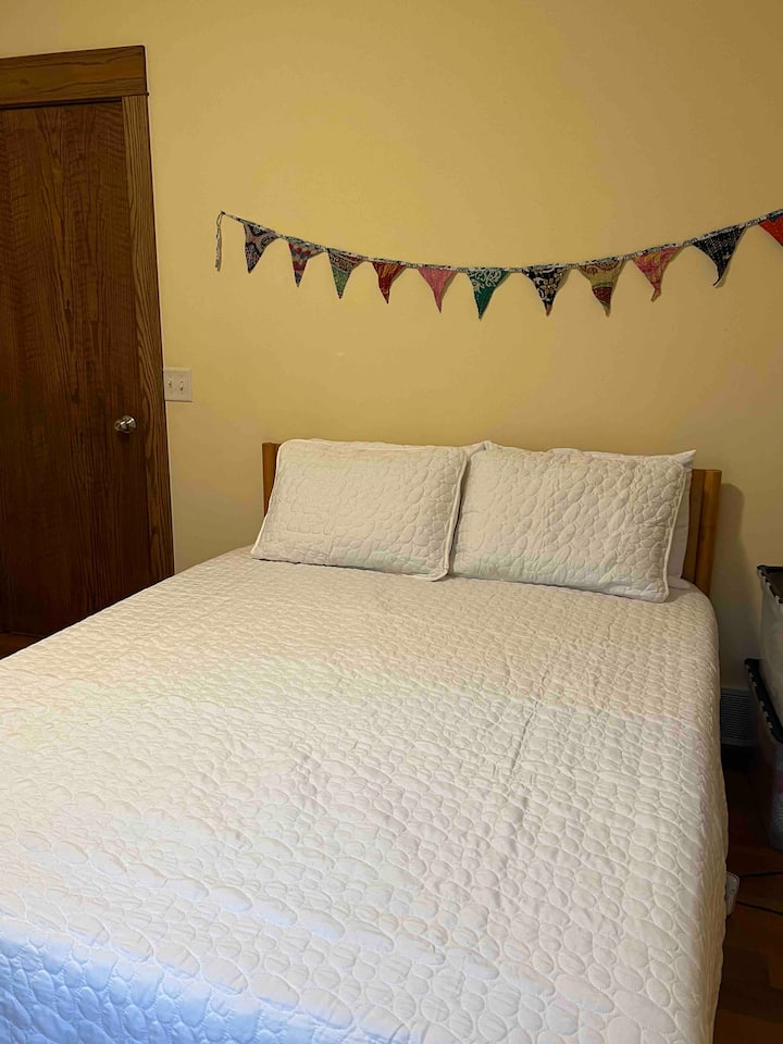 ห้องนอน 4 พร้อมเตียงควีนไซส์