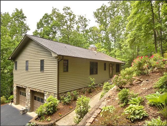 Long Weekend Getaway Minutes from Downtown AVL gallery image 4