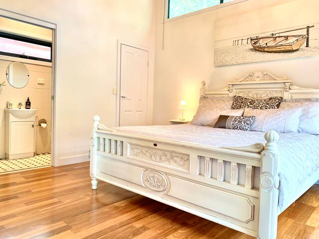 Luxury Lake-House Retreat: Squizzy* 2 min to beach gallery image 4