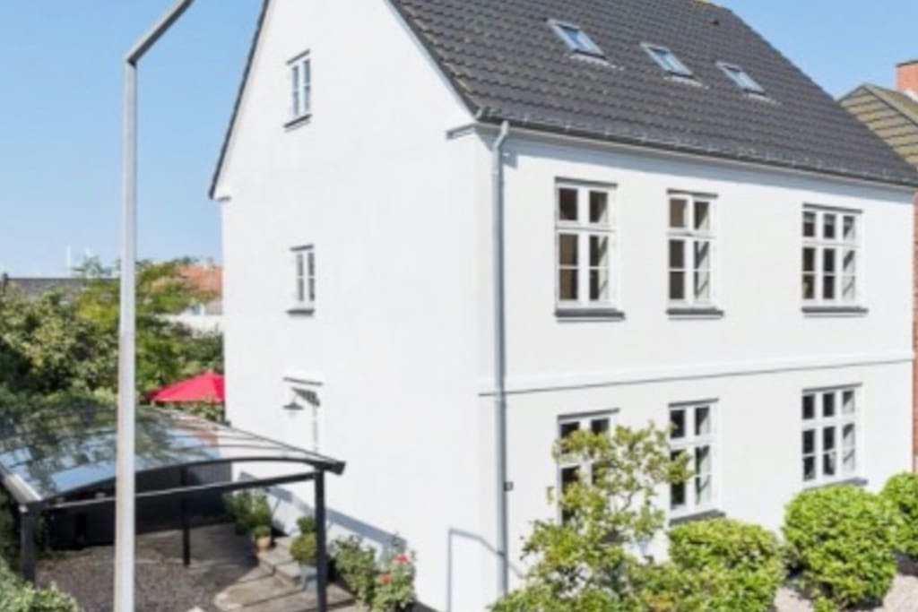Smukt byhus med havudsigt og charmerende gårdhave - Villas for Rent in  Korsør, Denmark