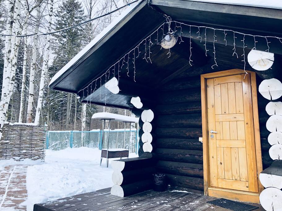 База снегири пермь. Дача владивосток база отдыха. Коттеджи в перми. Дом у реки база отдыха пермь. База отдыха зайкина избушка пермский.