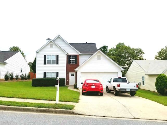 Suburban Haven ★ I-85, Mall of GA ★ Private Bd/Ba
