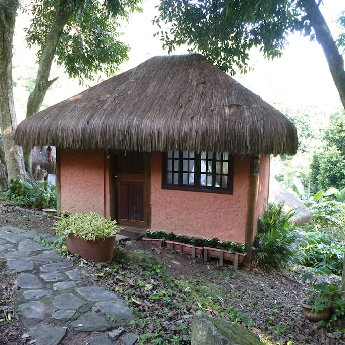 Bangalô para casal com banheiro privado e vista para piscina.