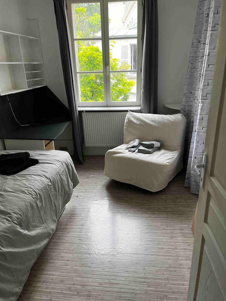 Მაგნოლია ფანჯრიდან და მძღოლი ახალი ყუთის ზამბარით. Საძინებელი 3 ერთადგილიანი საწოლის რეჟიმში.