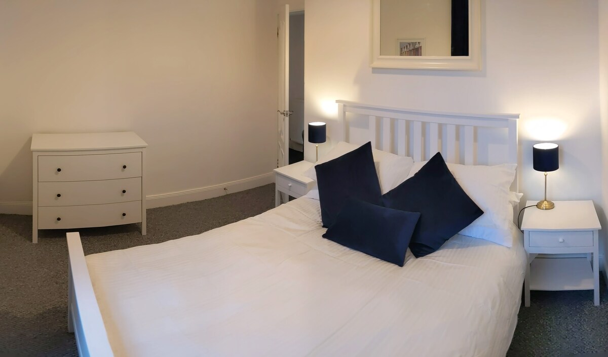 Просторна спалня с малко двойно легло