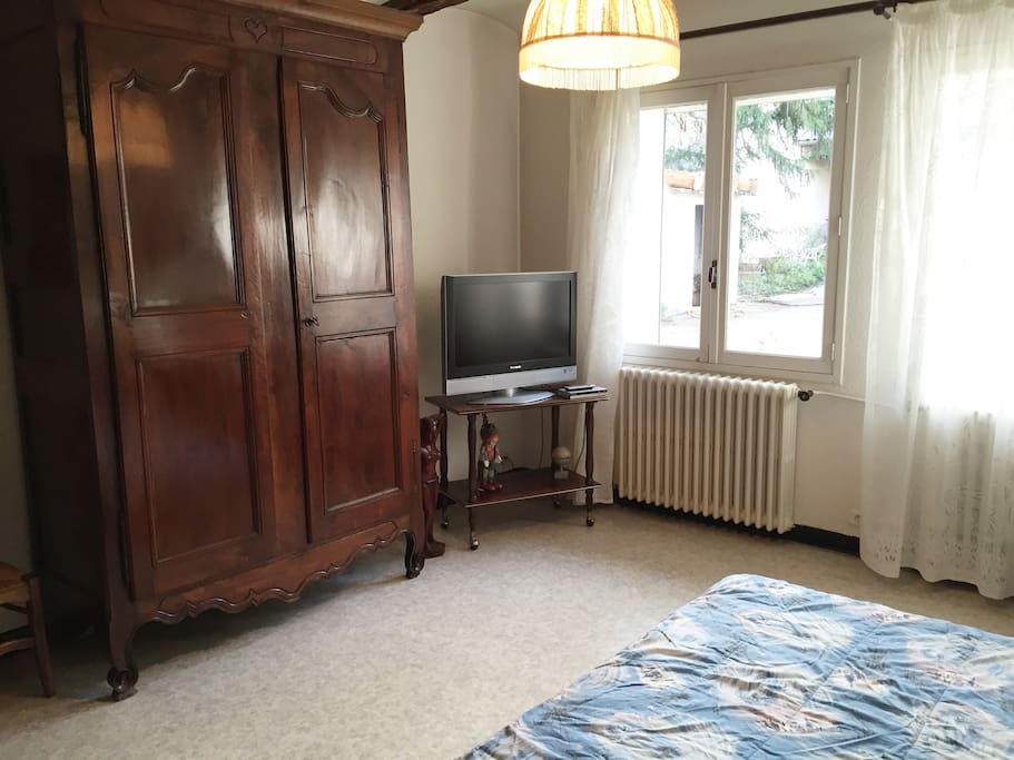 Chambre n°1 RDC ( 18 m² )
1 lit en 140 et 1 télévision