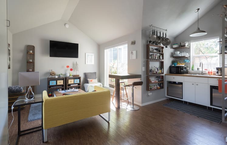 Quiet & Private Studio w/ Loft.