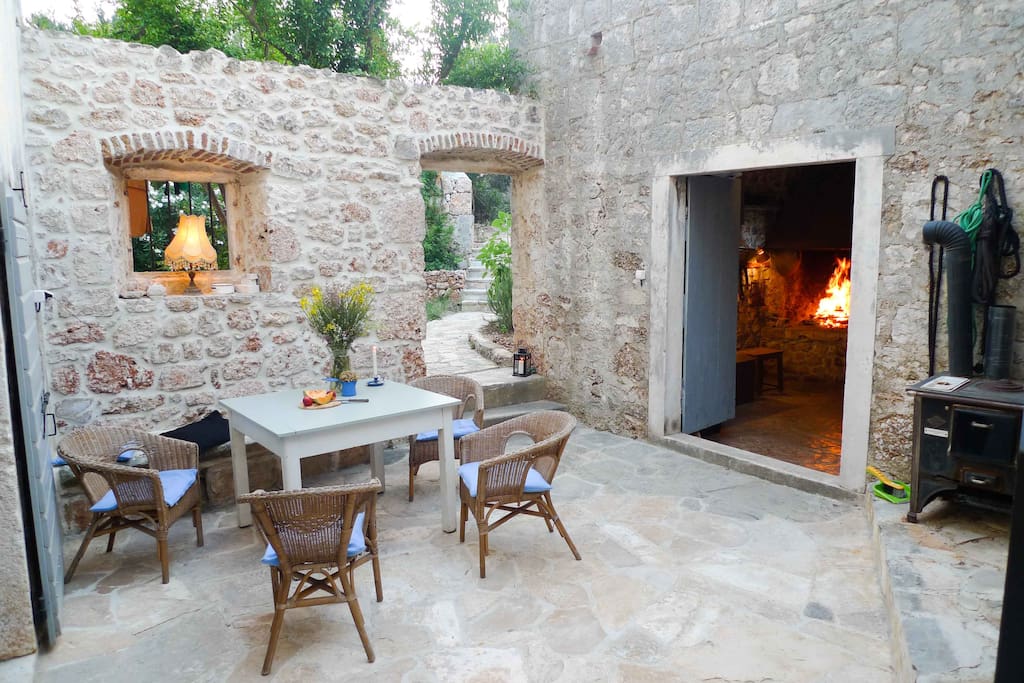courtyard, garden behind, fire place on the right side