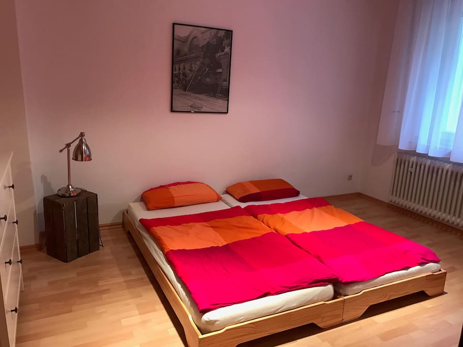 Zweites Schlafzimmer mit zwei Einzelbetten